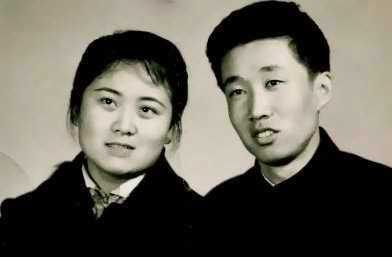 A portrait of Finli CEO and founder Lori Shao's parents